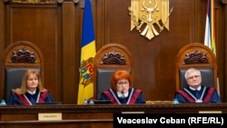 Judecătorii Curții Constituționale (de la stânga la dreapta): Liuba Șova, Domnica Manole și Nicolae Roșca 