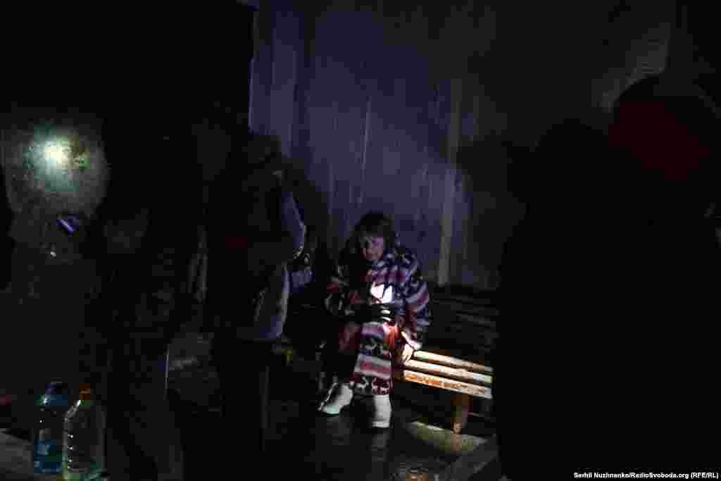 Мешканці багатоповерхівки були змушені покинути свої домівки, поки там працюють поліцейські та ДСНС