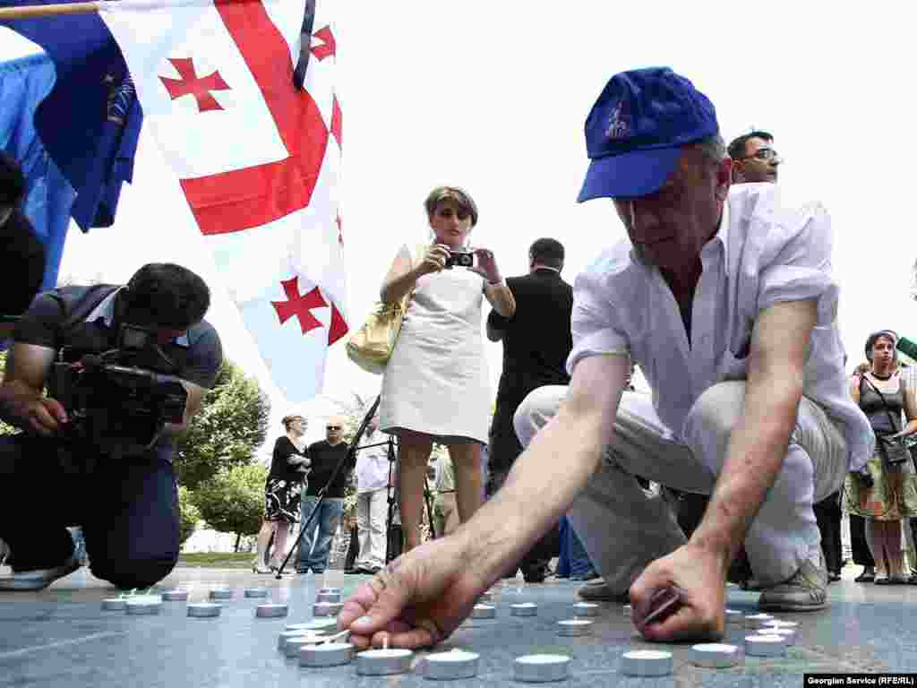 მდუმარე აქციის მონაწილეებმა ანთებული სანთლებით დაწერეს: SOS. - ტყიბულის მაღაროში 27 აგვისტოს მომხდარი აფეთქების შედეგად დაღუპულთა რაოდენობა ოთხამდე გაიზარდა. ხუთშაბათს თბილისში, პარლამენტის შენობასთან, დაღუპულთა ხსოვნას მდუმარე აქციით მიაგეს პატივი საქართველოს პროფკავშირების წარმომადგენლებმა. მათ გააპროტესტეს კანონმდებლობა, რომელიც, მათივე შეფასებით, არ იცავს დასაქმებულთა უფლებებსა და უსაფრთხოებას.