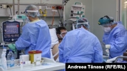 În secțiile de terapie intensiv din spitalele Covid ajung mulți pacienți care nu mai pot fi salvați. Medicii spun că mortalitatea de aproximativ 50%.