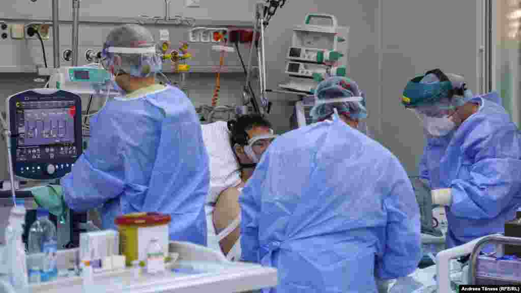 Un pacient de la secția ATI de la Institutul &bdquo;Marius Nasta&rdquo; din București este conectat la aparatele cu ajutorul cărora poate să respire.