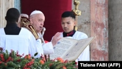 Papa Franjo na trgu Svetog Petra u Vatikanu 25. decembra 2024. 