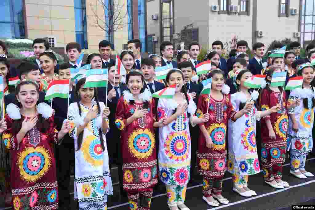 По информации пресс-службы президента Узбекистана, в ходе визита, который продолжится два дня, будут подписаны более 25 документов. Среди них - договор об отдельных участках узбекско-таджикской государственной границы и соглашения о взаимных поездках граждан.