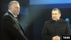 Рсійський політик Володимир Жириновський (л) у програмі Володимира Соловйова (п)