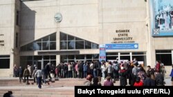 Добушканаларда кезек күткөндөр көп