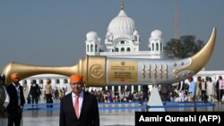 سیکان د نړۍ له ګوټ ګوټه د پاکستاني پنحاب په کرتارپور کې د ګورو نانک دربار زیارت ته ځي