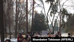 Жарандык активисттердин референдумга каршы жүрүшү. Бишкек. 6-декабрь, 2020-жыл.