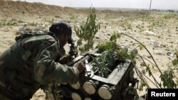 Pobunjenik sa raketam u gradu Brega, 03. mart 2011.