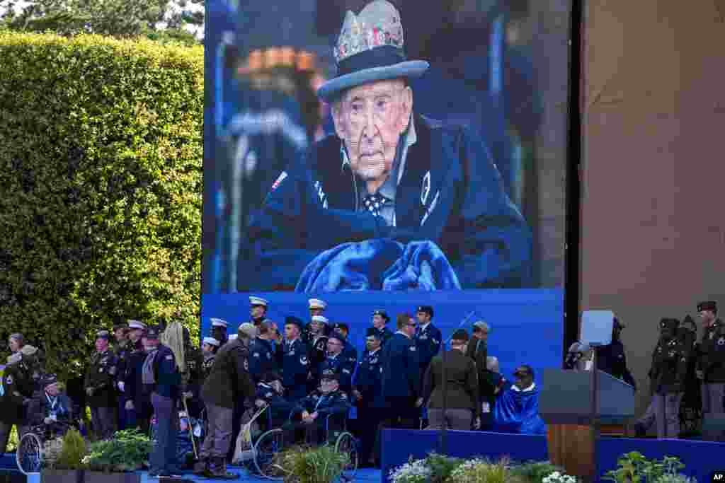 Skoro 160.000 savezničkih vojnika iskrcalo se na obalu na pet plaža s kodnim imenima: Juta, Omaha, Gold, Džuno i Svord, pri čemu je nemačka odbrana nanela hiljade žrtava. Nekoliko učesnika invazije danas je živo.