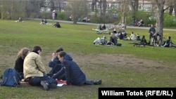Nerespectarea ţinerii distanţei într-un parc berlinez, 18 martie 2020