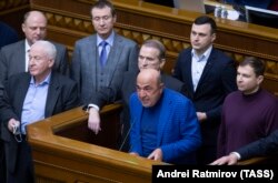 Екслідери ОПЗЖ Вадим Рабінович (у центрі) та Віктор Медведчук втратили депутатські повноваження разом із громадянством України