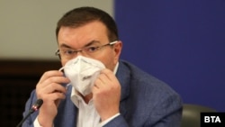 Здравният министър Костадин Ангелов по време на извънредния брифинг в неделя вечерта.