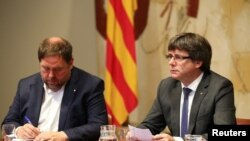 Каталониянын президенти Карлес Пучдемон (оңдо) аймактык өкмөттүн жыйынында. 2-октябрь, 2017-жыл.