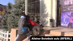 Ыктыярчылар майыптар менен бирге пандустардын ыңгайлуулугун текшерүүдө