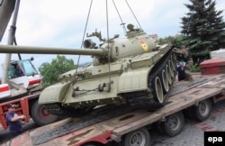 Бойовики угрупування «ДНР» крадуть танк з музею Великої вітчизняної війни в Донецьку, 7 липня 2014 року