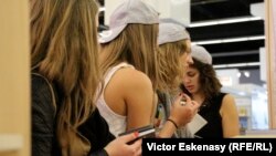 Un grup de tineri la standul românesc