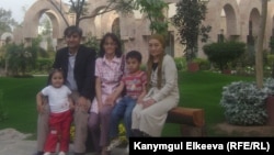 Жамал Папиева үй-бүлөсү менен.