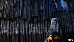 Мазари-Шарифте соода кылып жаткан ооган аял.