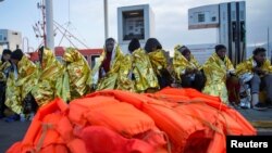Migranți africani salvați de Paza de coastă spaniolă și duși pe insulele Chafarinas, în Marea Mediterană. Urmează ca, după aceea, să fie duși cu vaporul în enclava africană Melilla