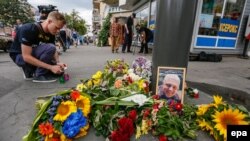 Кияни несуть квіти до місця загибелі журналіста Павла Шеремета