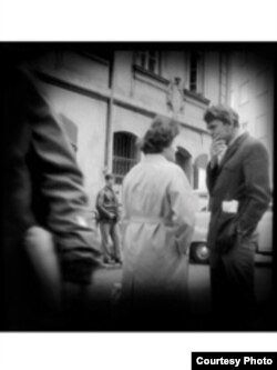 Scriitorul ceh Milan Kundera fotografiat de poliţia secretă