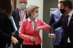 Șefa Comisiei Europene, Ursula von der Leyen, și premierul Luxemburgului, Xavier Bettel, la Bruxelles