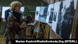 Люди розглядають виставку