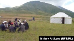 Нааразылыкка чыккандар суу башына боз үй тигип, кайтарып отурушат.