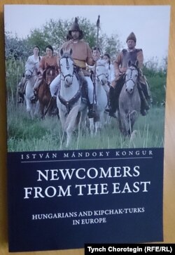 Иштван Мандоки Коңурдун “Чыгыштан көчкөн келгиндер” чыгармалар жыйнагынын англисче котормосунун мукабасы. Бишкек. 18.5.2017.