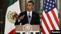 Президент Барак Обама Мексиканын улуттук сарайындагы маалымат жыйынында сүйлөп жатат. Мехико шаары. 2-май 2013