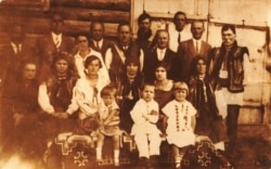 Шекерик-Доників по центру в гуцульському строї. 1930-ті роки