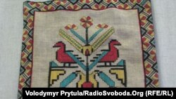 Українська вишивка кримської майстрині Віри Роїк (12 (25) квітня 1911 р., Лубни, Полтавська губернія – 3 жовтня 2010 р., Сімферополь, Крим)