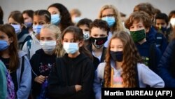 Перший день у школі в масках – але без особливої дистанції, Венсан, центральна Франція, 1 вересня 2020 року