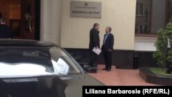 Mihai Ghimpu în discuţie cu Vlad Plahotniuc, înainte să intre la consultări