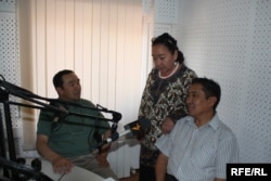 Тимур Муратов, Маматназар Жакыпбаева жана "Азаттыктын" кабарчысы Жаркын Темирбаева. 2010-жылдын 17-июну.