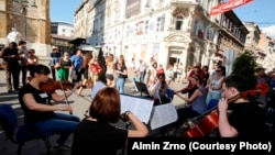 Učesnici Chamber Music Festivala muziciraju u centru Sarajeva, 2014.