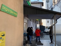 У магазин пропускають по одному