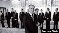 آخرین دیدار شاه با کابینه. بختیار و اعضای کابینه‌اش در پس‌زمینه عکس دیده می‌شوند.