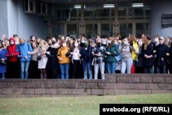 Diákok tiltakoznak a Minszki Egyetem lépcsőjén október 26-án.