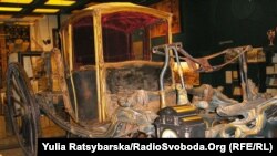 Зала історичного музею, де встановлять скульптуру Катерини Другої. Карета, яка використовувалась під час візиту імператриці на терени краю
