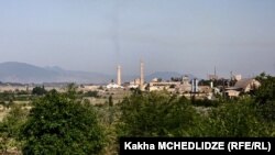 Издание on.ge предложило мэру Каспи также подумать о запрете поднятия ЛГБТ-флага над цементным заводом