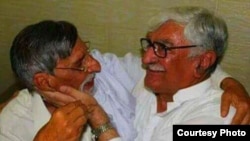 اسفنديار د خپل ګوند يوه مشر شعيب خان سره. شعيب خان د دې کال په جولايي کې طالبانو په ډزو وژلی وو