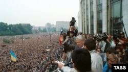 Boris Elțîn la mintingul pentru susținerea democrației, 20 august 1991