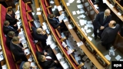 Радага чачылган Тимошенконун сүрөтү бар кагаздар. 21-ноябрь, 2013-жыл