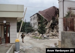 Clădiri avariate în Stepanakert
