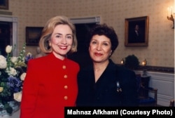 در کنار هیلاری کلینتون، بانوی اول وقت آمریکا در ۱۹۹۵