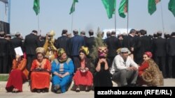 Türkmenistanda köpçülikleýin çärä gatnaşýan býujet işgärleri we talyplar (Arhiw suraty)