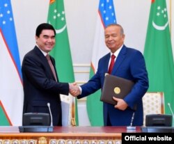 Президент Туркменистана Гурбангулы Бердымухамедов (слева) и президент Узбекистана Ислам Каримов. Ташкент, 8 октября 2015 года.