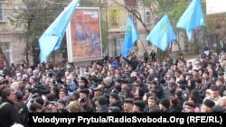 Мітинг зібрав близько півтисячі осіб – прихильників і супротивників Меджлісу