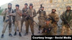 Баткендик Аскарбек Андабаевге окшоштурулган жоочу жигит Сириядагы “Ислам мамлекети” террорчу уюмунун өкүлү катары Орусияны коркуткан сөзүн айтууда. 29.10.2015.